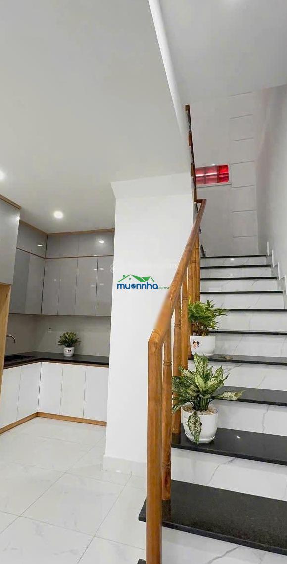 Bán căn nhà mới full nội thất, 4x8m ngay chợ, video thực tế, 1 trệt 1 lầu 2pn 2wc 755tr full giá