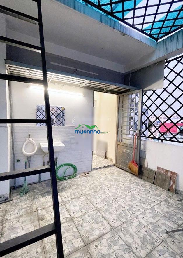 Phan văn trị - bình thạnh - nhà mới 4 tầng - sát mặt tiền - 5pn - sân xe - sân thượng - chỉ hơn 6t
