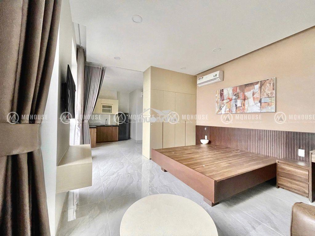 Studio ban công, nội thất tone gỗ sau lưng etown cộng hoà - 4
