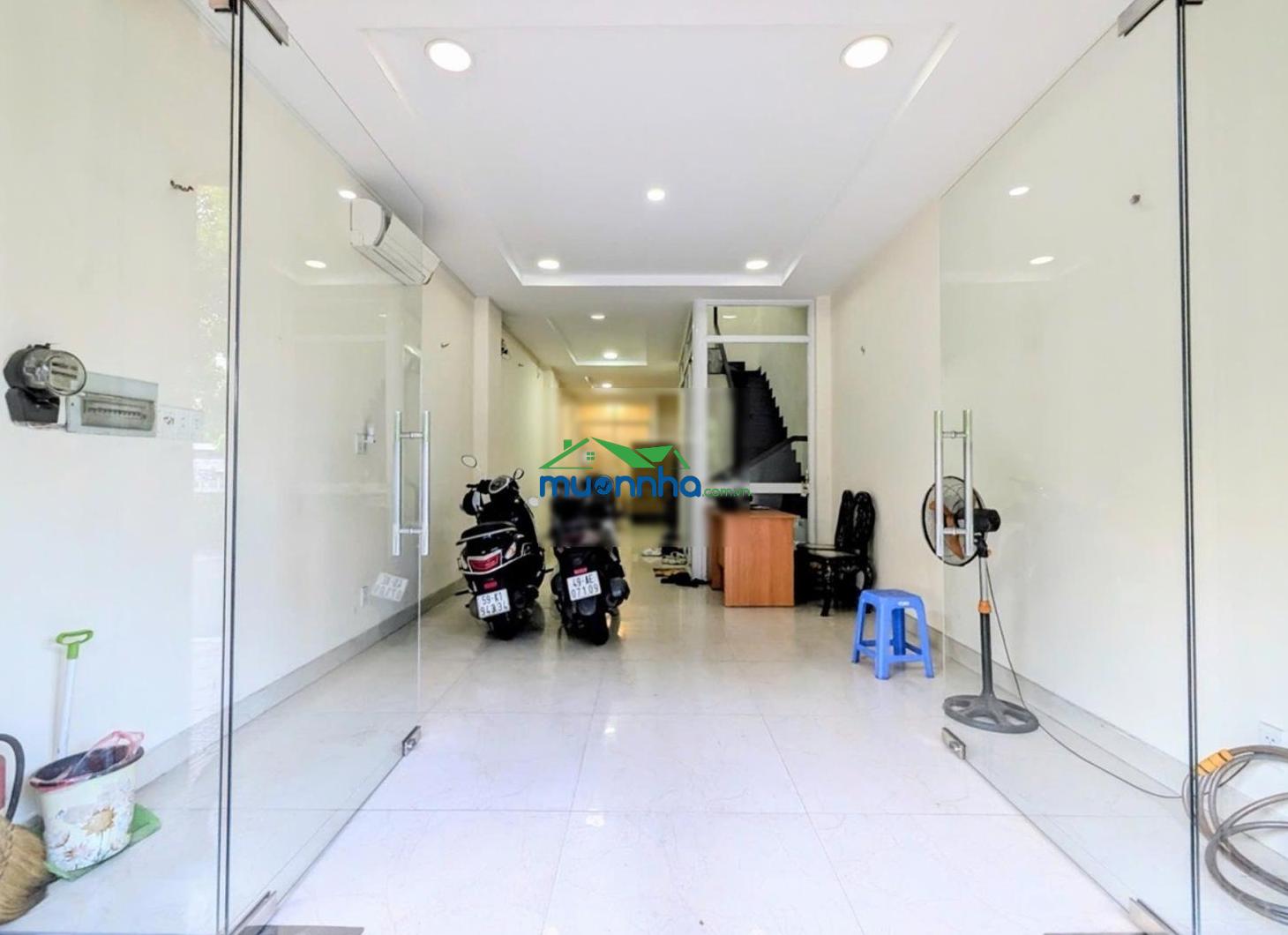 Chủ gấp bán hạ 1 tỷ - nhà trần hưng đạo quận 1 - dòng tiền 550tr/năm