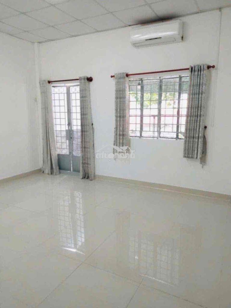 Cho thuê nhà nc trệt 1 lầu . 3 phòng ngủ 2wc. phan văn trị p11 bt - 3
