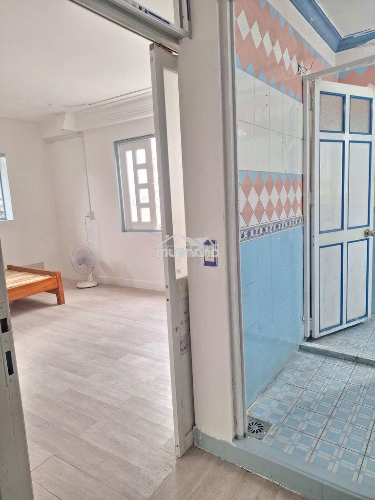 Phòng 3 cửa sổ thoáng, tách bếp ngay vòng xoay lê đại hành, quận 11 - 4