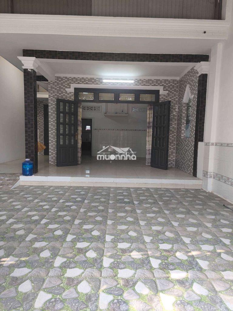 Nhà mặt tiền buôn bán sân xe hơi gần go dĩ an