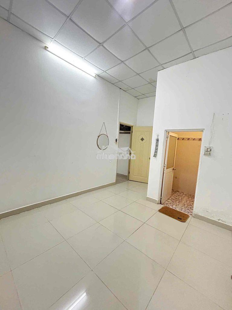 Cho thuê nhà nc trệt 1 lầu . 3 phòng ngủ 2wc. phan văn trị p11 bt - 2