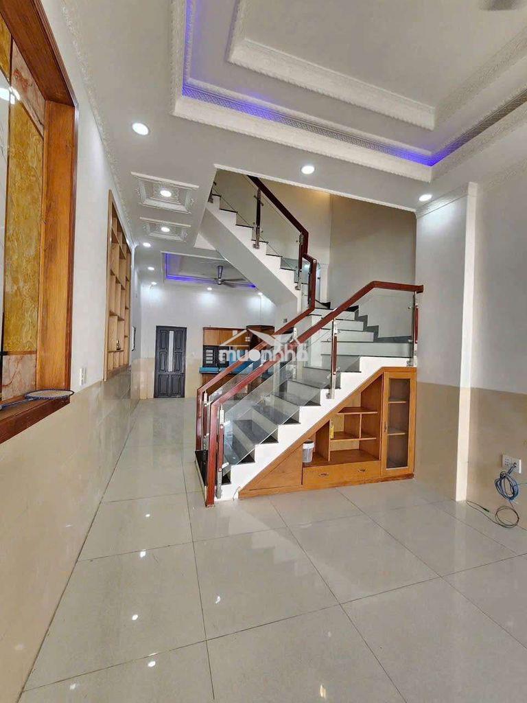 Cho thuê nhà 1 trệt 2 lầu gần ngã tư miếu ông cù