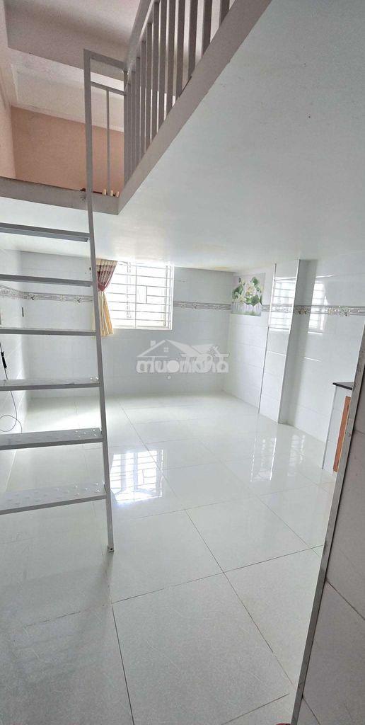 Phòng gác cao 1m8 như 1 tầng lầu ở tân phú