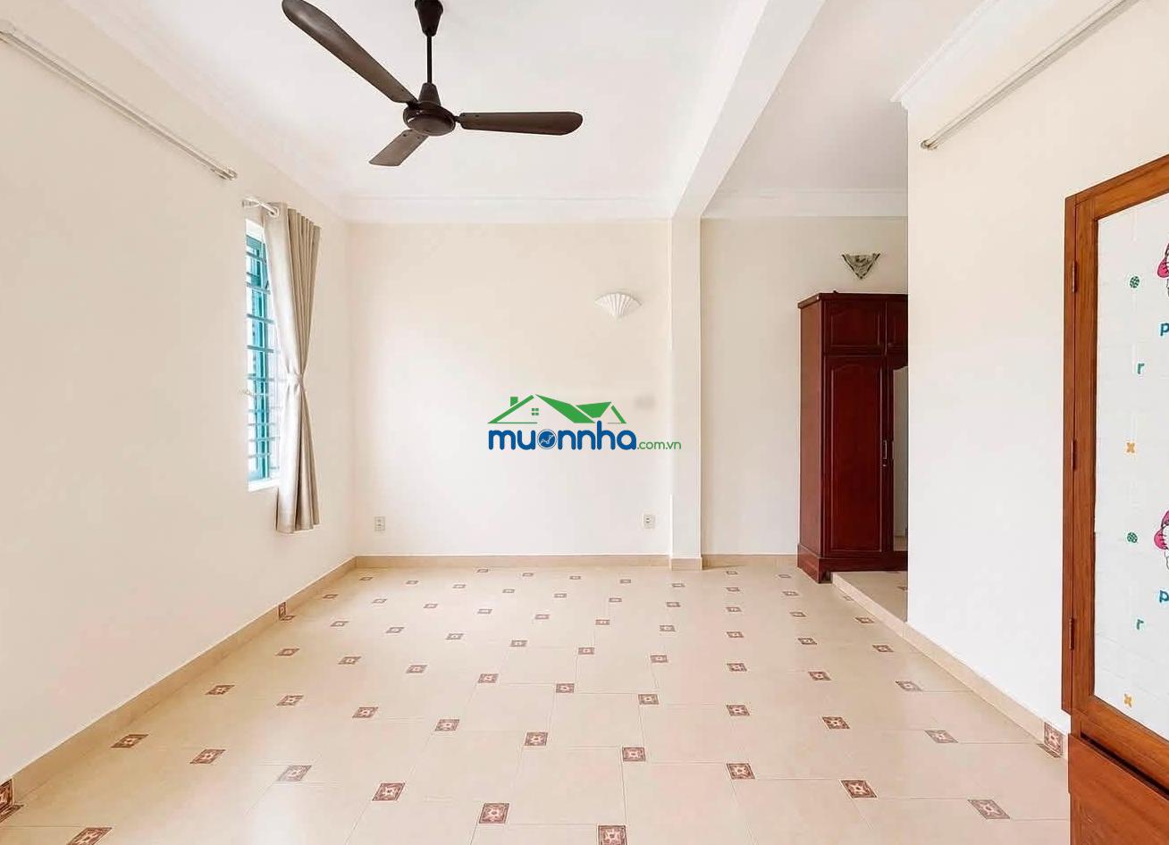 Gấp bán giảm sâu dt 98.6m2 trương công định 3 tầng có sân vườn cách 2 căn ra ô tô - 4