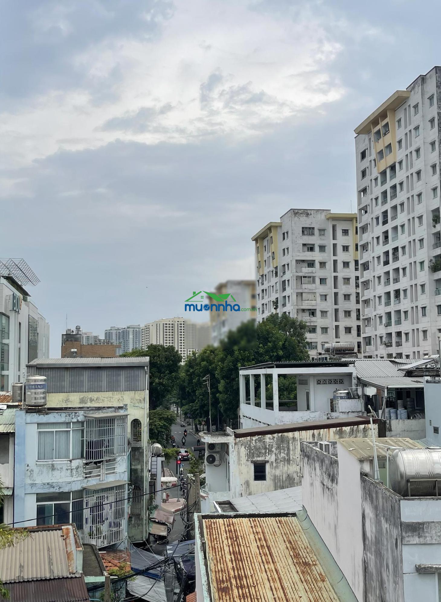 Hẻm 4m, 4 tầng ngay rạp xiếc phú thọ, vòng xoay lên đại hành, có sân thượng, hẻm thông