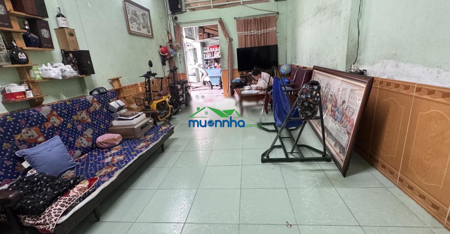 Nhanh mới kịp hàng ngon không đợi lâu. ngay trung tâm thủ đức. nhà 2 tầng đúc. hẻm xe hơi