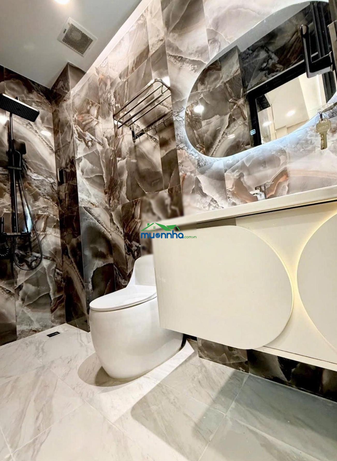 Gấp bán, định cư. 19 tỷ giảm về 18,5 tỷ. hxh huỳnh văn bánh. oto ngủ trong nhà