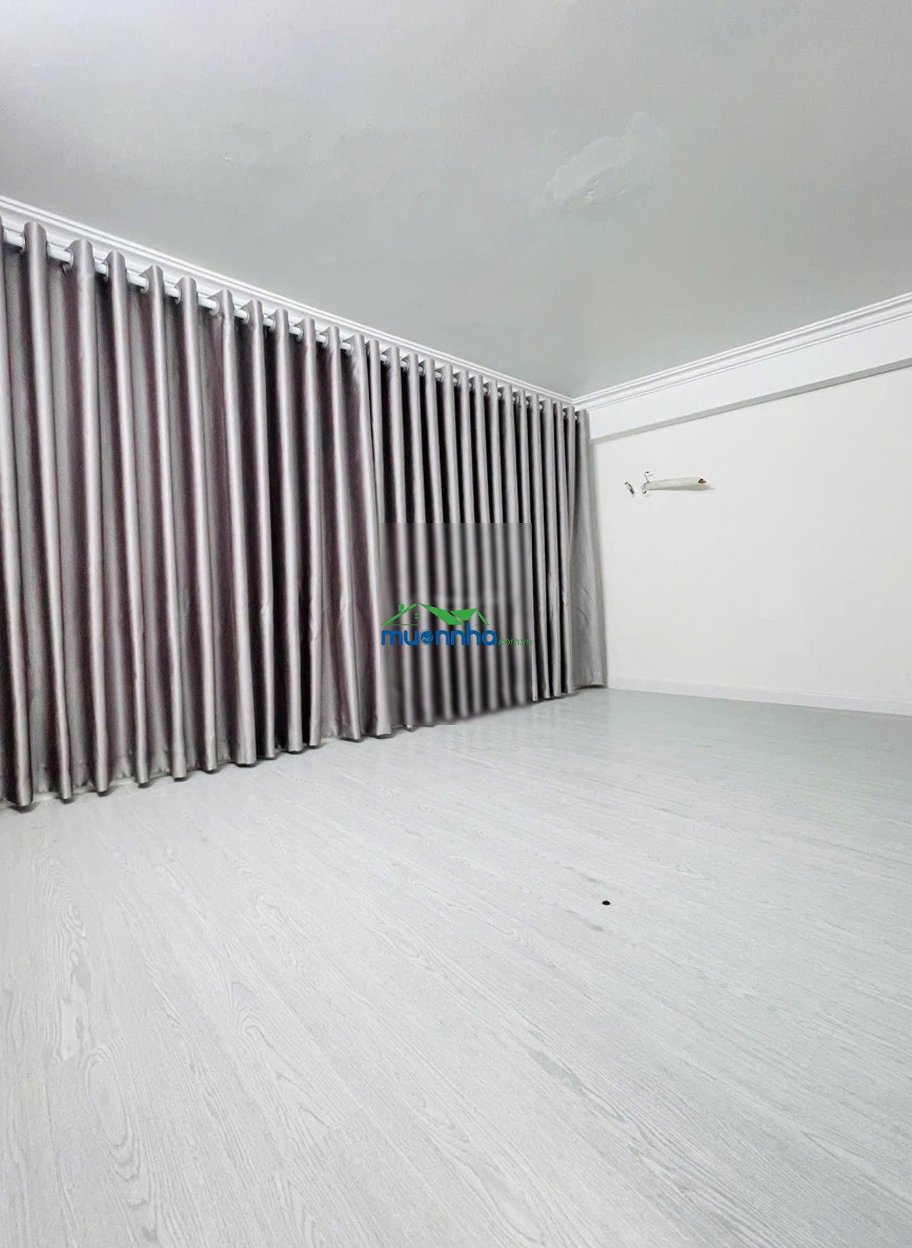 Nhà có lối vào riêng - xe hơi vào tận cửa - khoảng sân trước nhà riêng biệt cực riêng tư