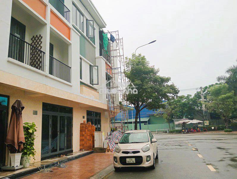 Giá thật- 3 tỷ -3 tầng- sổ hoàn công - bảo vệ 24/7- công viên riêng - 3