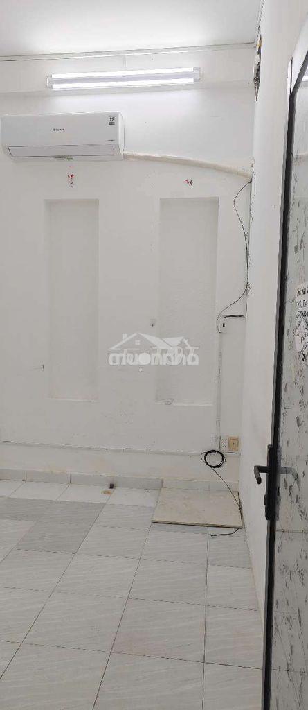 Cho thuê phòng trệt trung tâm q 10. - 2
