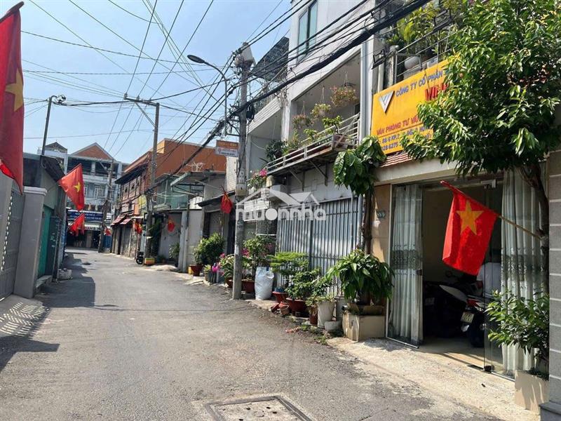 Bán gầp nhà 1 xẹt nvq  p đht .dt 3,7x20,5 .1 trệt 3 lầu 4pn giá 6tỷ750