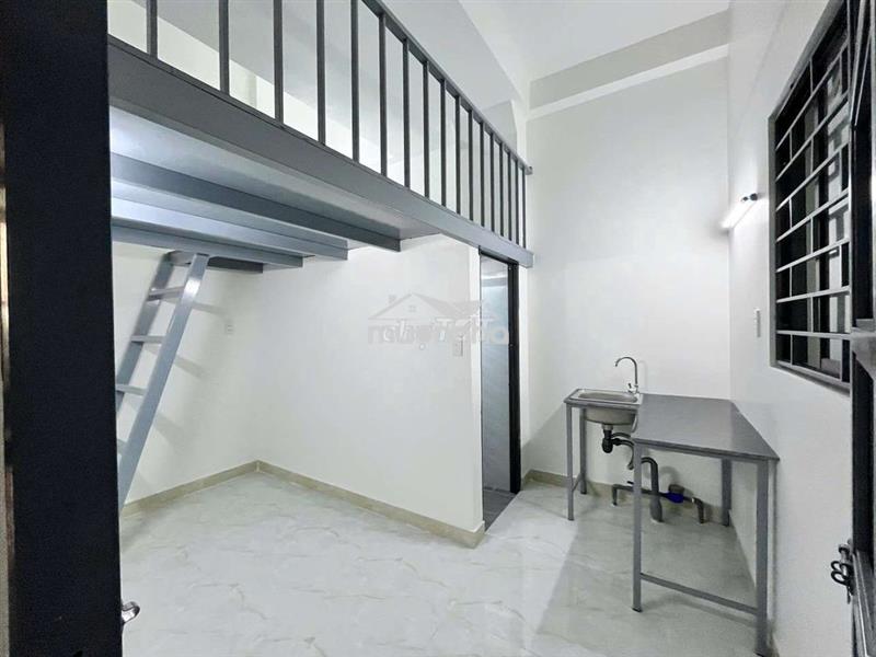 Phòng có cửa sổ, trần cao 2 mét thoáng mát ngay đại lộ võ văn kiệt