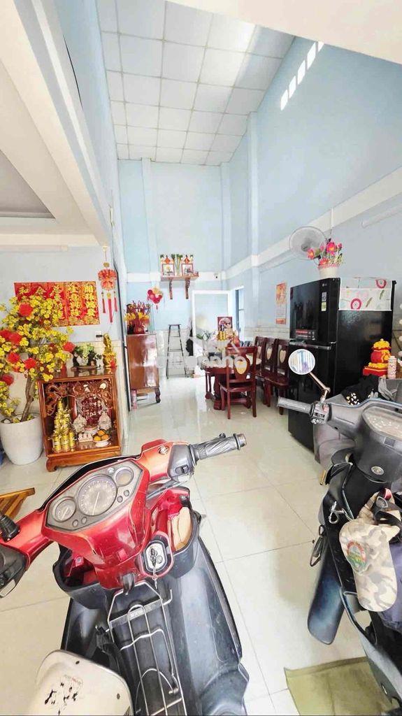 Hot, bán gấp nhà riêng tỉnh lộ 10, 54m2, 2 tầng, sát hẻm xe hơi chỉ 3t