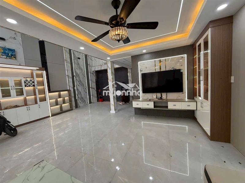 Nhà mới kiểu hiện đại  xây sẵn nội thất như hình 5p 6wc , 
