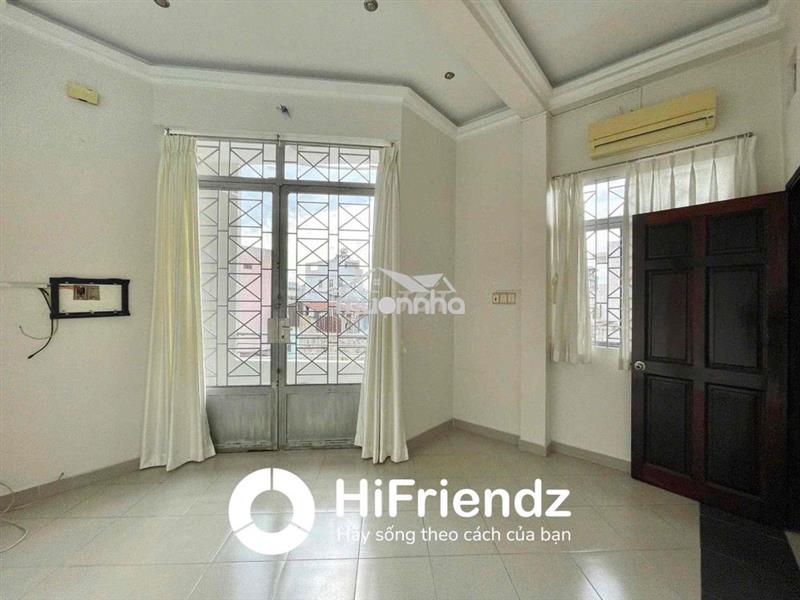 Dạng 1 phòng tách bếp có ban công ngay sân vận động phú thọ