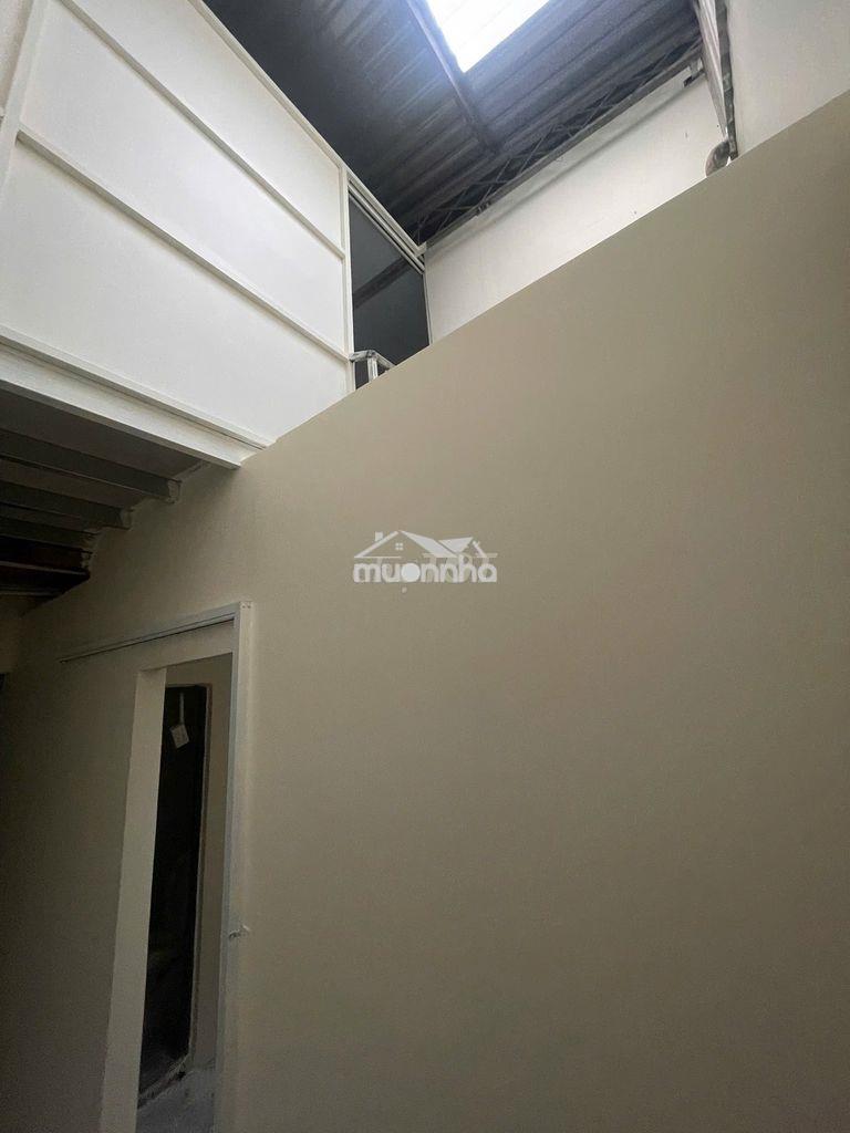 Mặt tiền phòng mới xây,cửa sổ lớn + toilet + bếp tách riêng