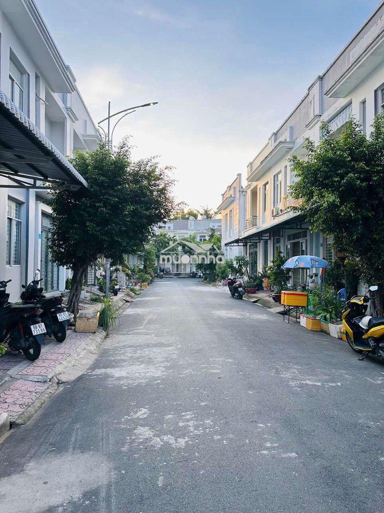 Cho thuê nhà trệt lầu - góc hẻm hông thoáng mát - kdc hoàng quân - 2
