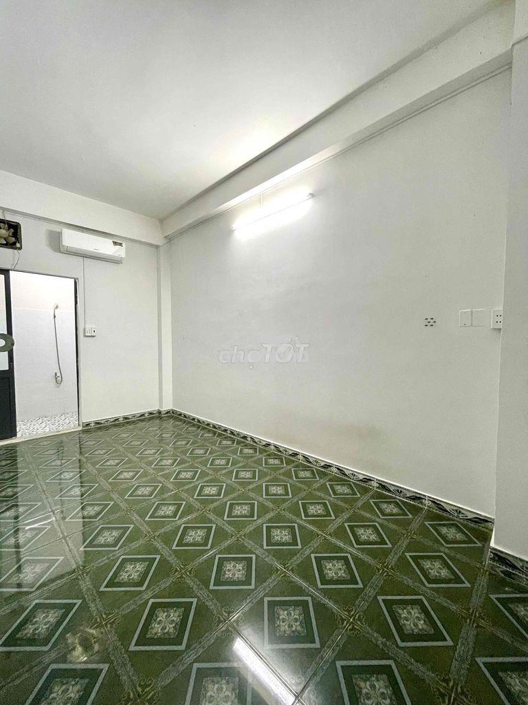 Gần bến xe q8 giá 3tr3 sẵn máy lạnh ở liền được wc riêng - 2