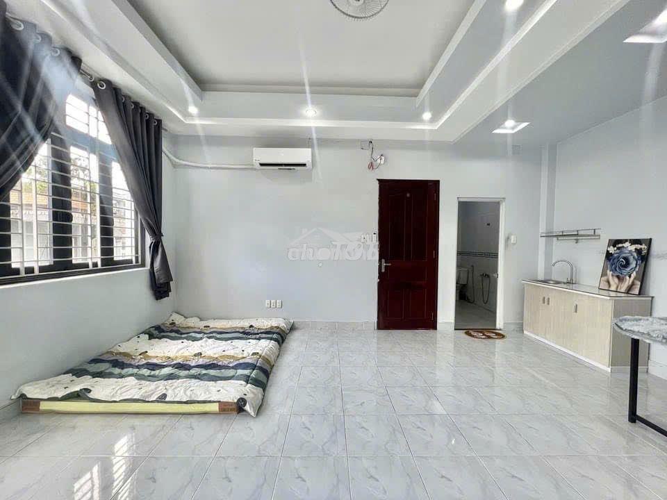 Phòng ban công rộng thoáng - thang máy - sát quận 5 - 2