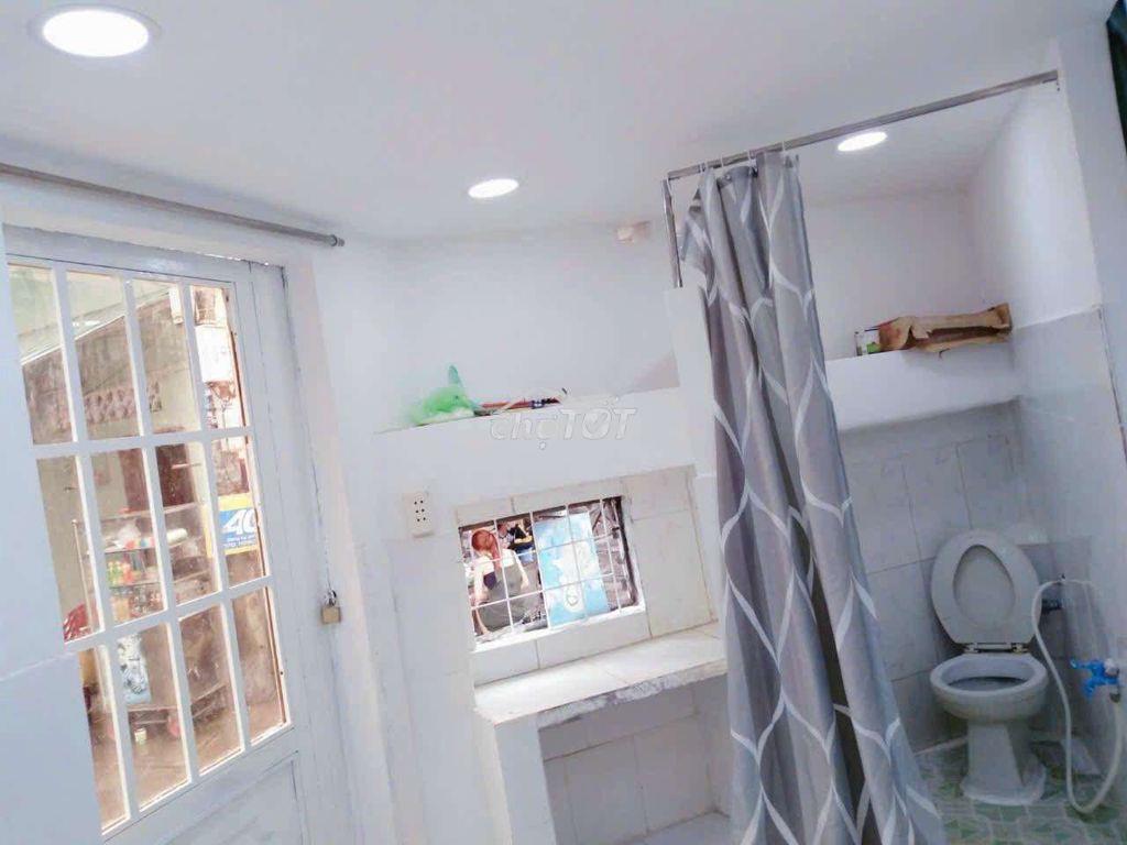Phòng dưới đất riêng biệt,máylạnh,gác suốt,sạch đẹp,gần chợ phú lâm - 3