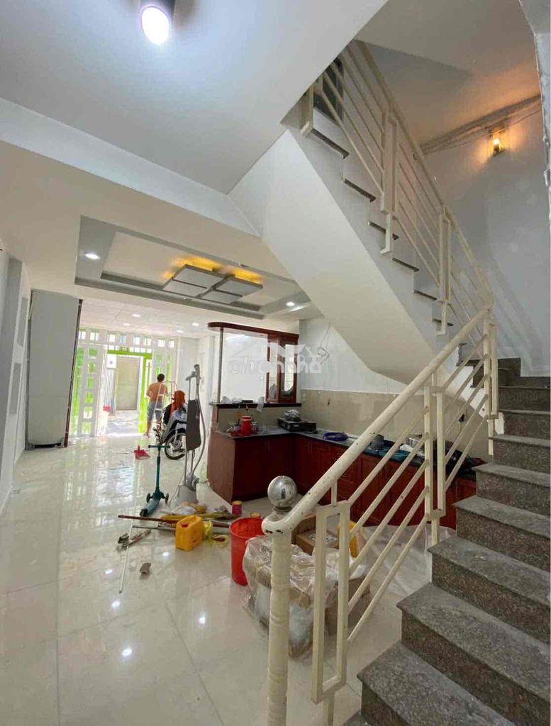 Nhà đang sơn mới cho thuê hẻm lớn lê thúc hoạch - 3