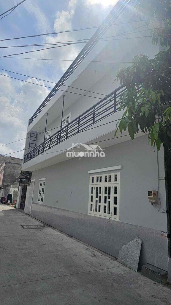 Nhà 90m góc 2 ban công 1 lầu mái đúc hẻm xe hơi vị trí tốt.