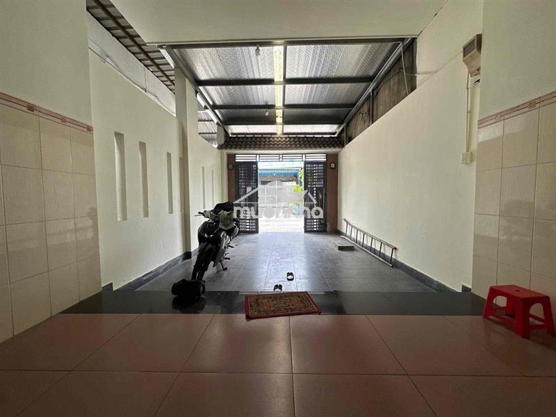 Cho thuê nhà mặt tiền bờ hồ xóm vắng dtsd 320m2