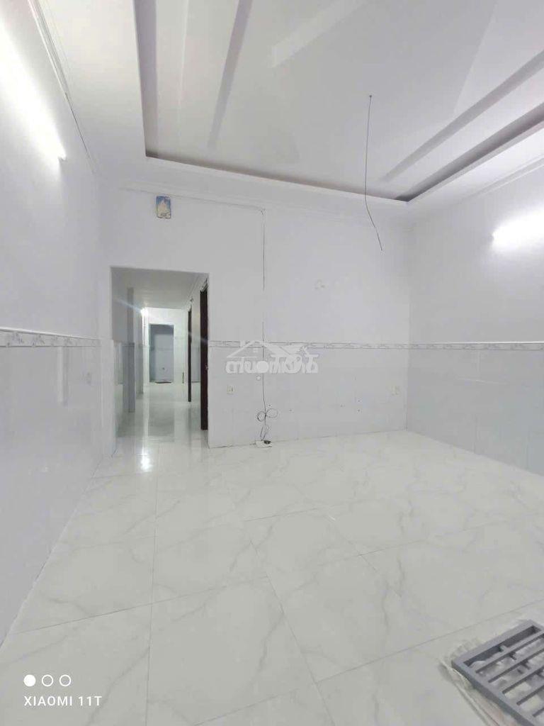 Nhà rộng cạnh xe hơi  - 2