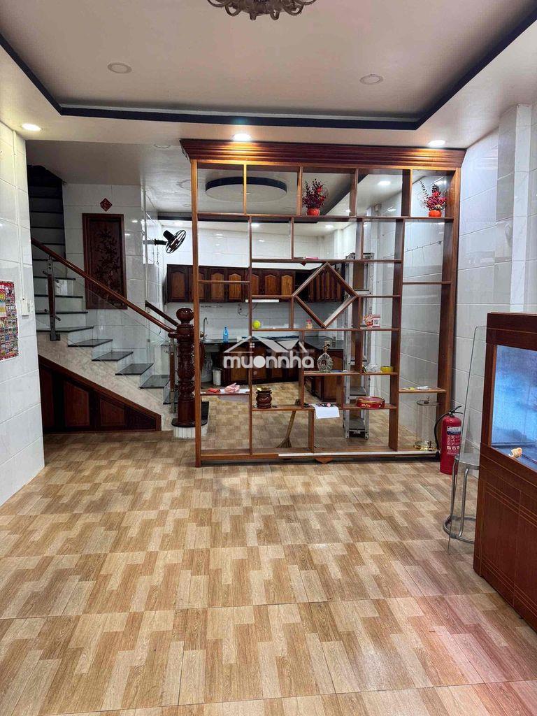 Nhà lớn gần uỷ ban bình hưng