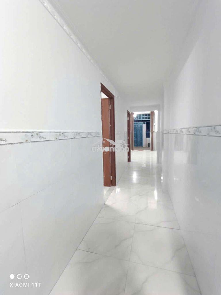 Nhà rộng cạnh xe hơi  - 3