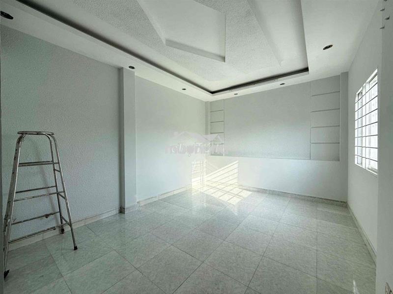 Phòng có ban công mới xây đường huỳnh tấn phát