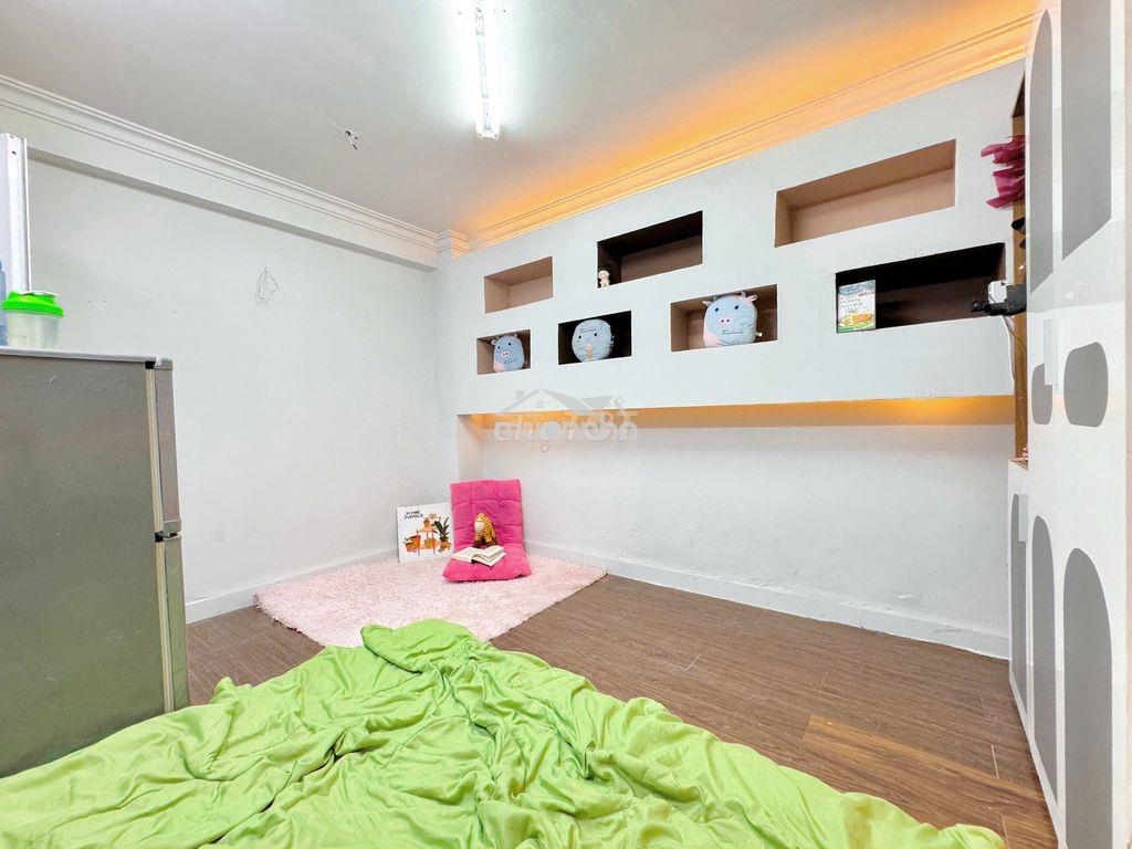 Phòng dưới trệt, tách bếp, full nội thất 25m2 giá 3tr5 - 3