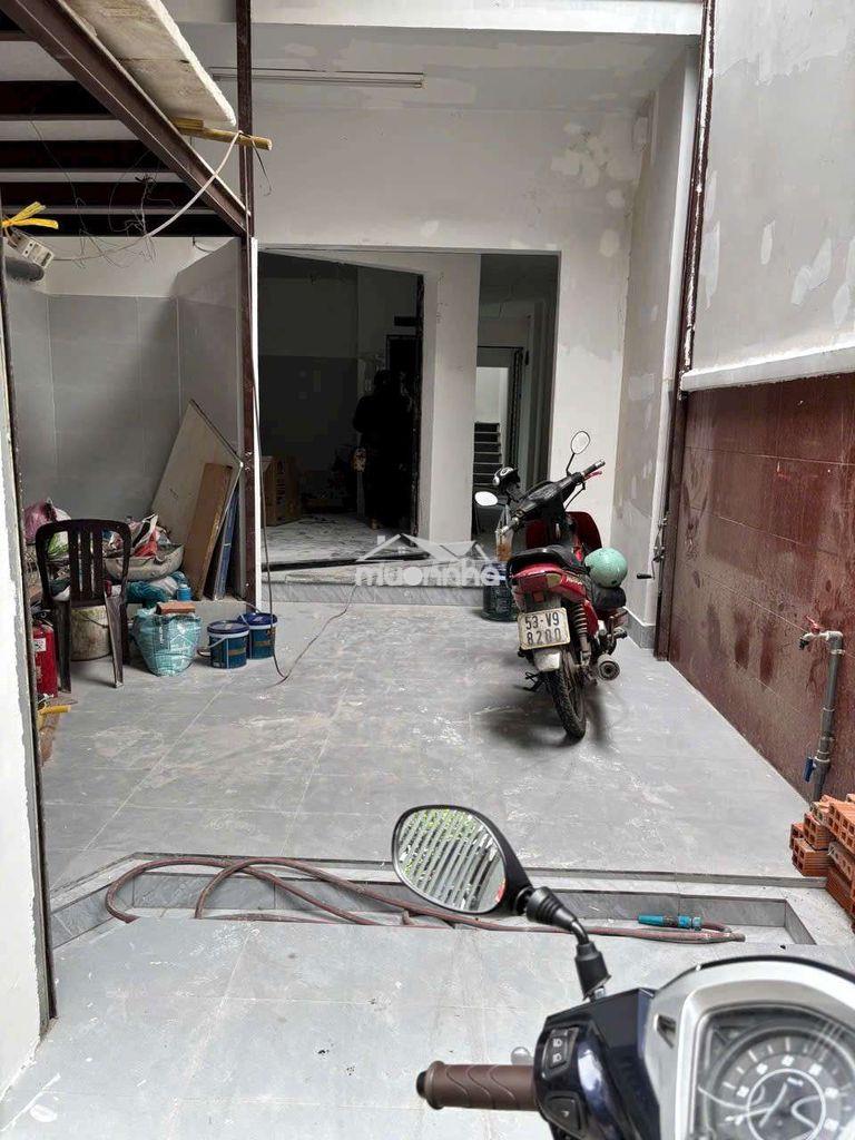 Cho thuê nhà đang làm mới sạch sẽ
