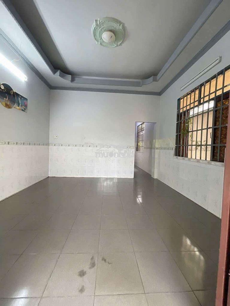 Nhà cấp 4 dy 100m gần ngã ba cây lơn