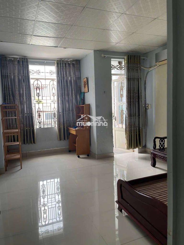 Gần chợ bình triệu - 3