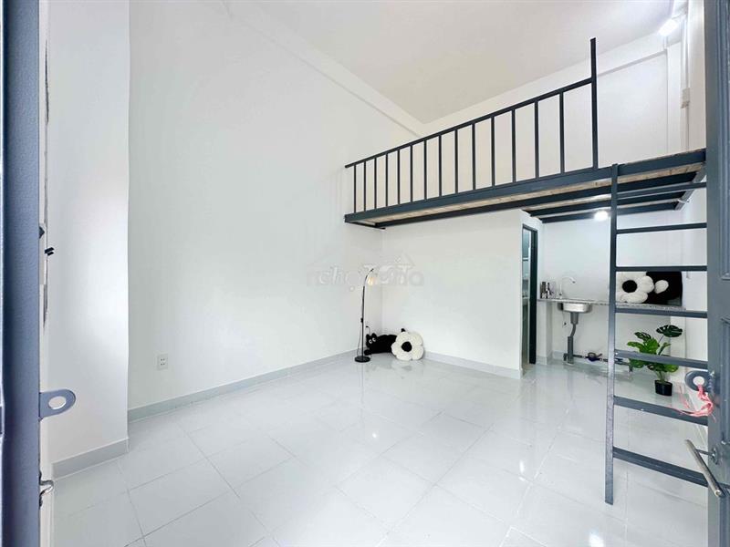 Khai trương dãy chdv rộng 30m gác cao 2 mét giữ phòng đến tháng 8