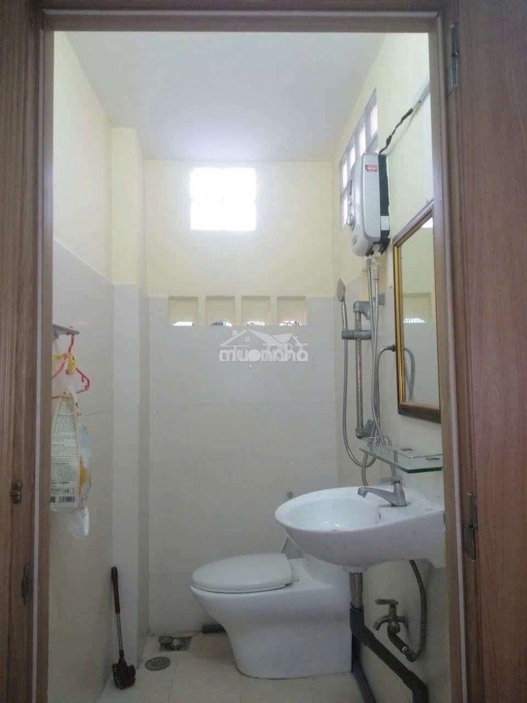 Cho thuê nhà đường phạm hùng c2 dt.4m×16m } 1 lầu 2phòng 2toilet hẽm5m - 4