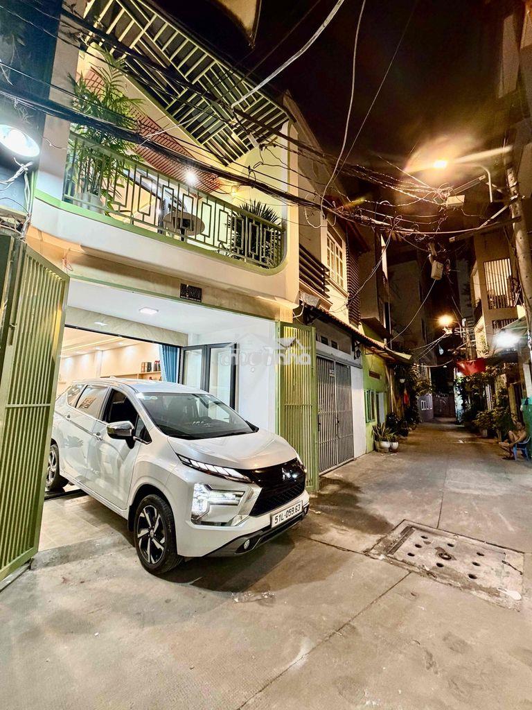 Xe hơi ngủ trong nhà, gần ngã 3 hvh và ng.kiệm. đc: 694/33/10 nguyễn k - 2