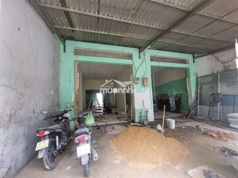Mặt tiền đường xe tải , sơn sửa mới giá cực kì phù hợp