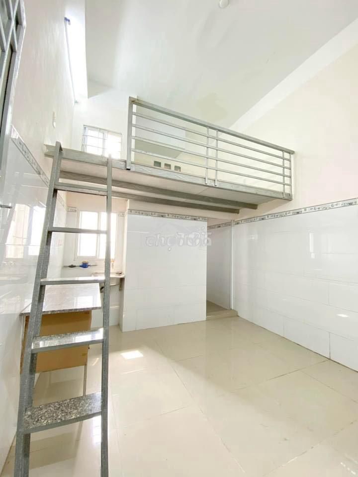 Phòng trọ có gác cao 2m cửa sổ trời thoáng mát thang máy - giá rẻ - 4