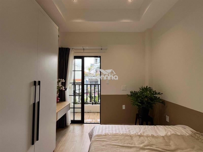 Phòng ngủ ban công tách bếp mới xây nội thất cao cấp mặt tiền đường q4