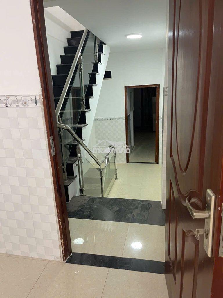Nhà 4 tầng còn mới đẹp, 3.3m x 18m, 4pn( wc riêng), 5wc, hẻm 3m lò gốm
