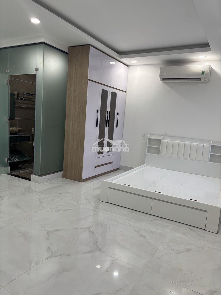 Phòng mới đầy đủ nội thất cơ bản.