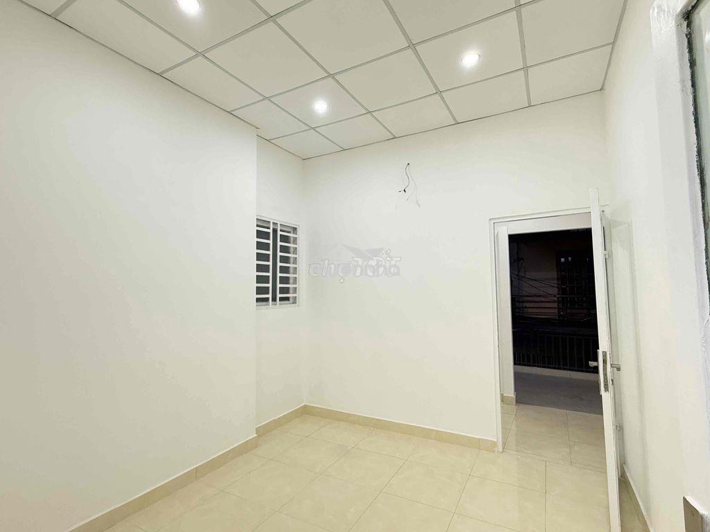 Cho thuê nhà phố 2 lầu giá 10 tr/tháng ngay ngã tu thủ đức. - 2