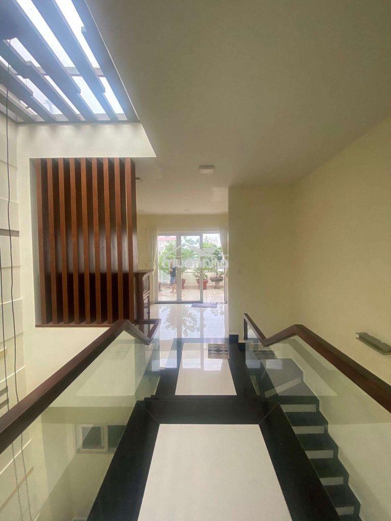 Nhà 3 lầu gần ngã tư 550 - 4