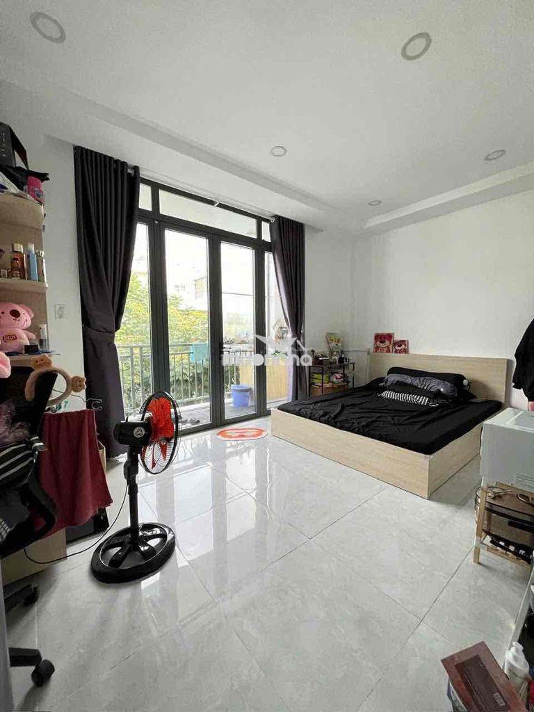 Ngay cổng trường văn lang