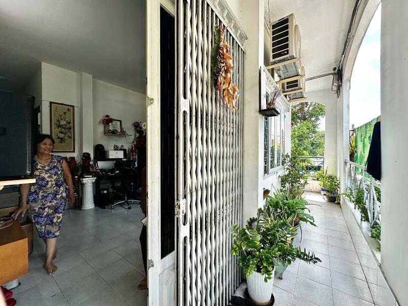 Căn hộ chung cư 2 phòng ngủ 1wc đủ nội thất 75m2 gần viettel, ngã 6 dân chủ